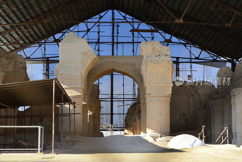 Haji Piyada清真寺-中央中殿的废墟，由一个开放的金属结构保护，Balkh, Balkh省，阿富汗